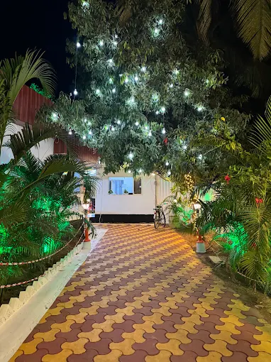 The entrance at Swiss Hotel Rooms